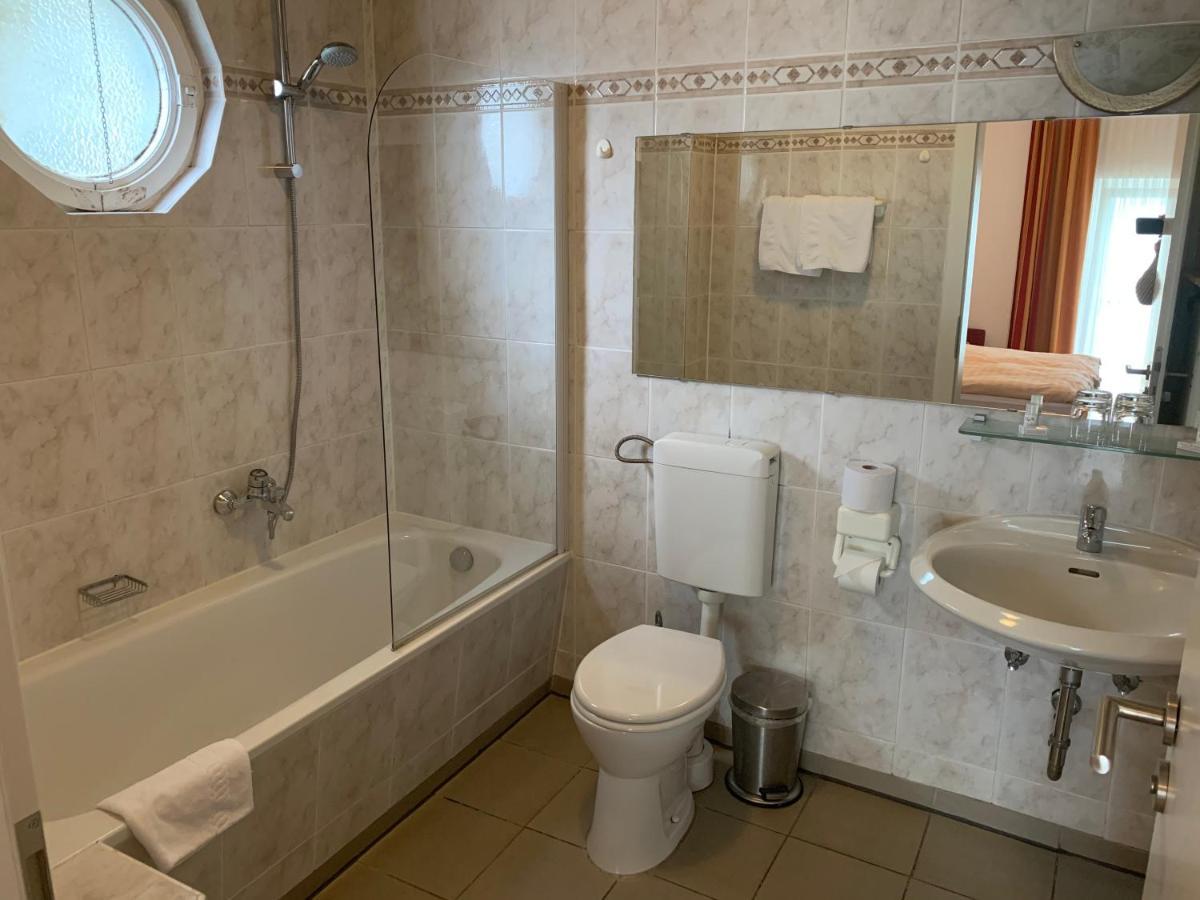Hotel Restaurant Zur Post Wuppertal Bagian luar foto