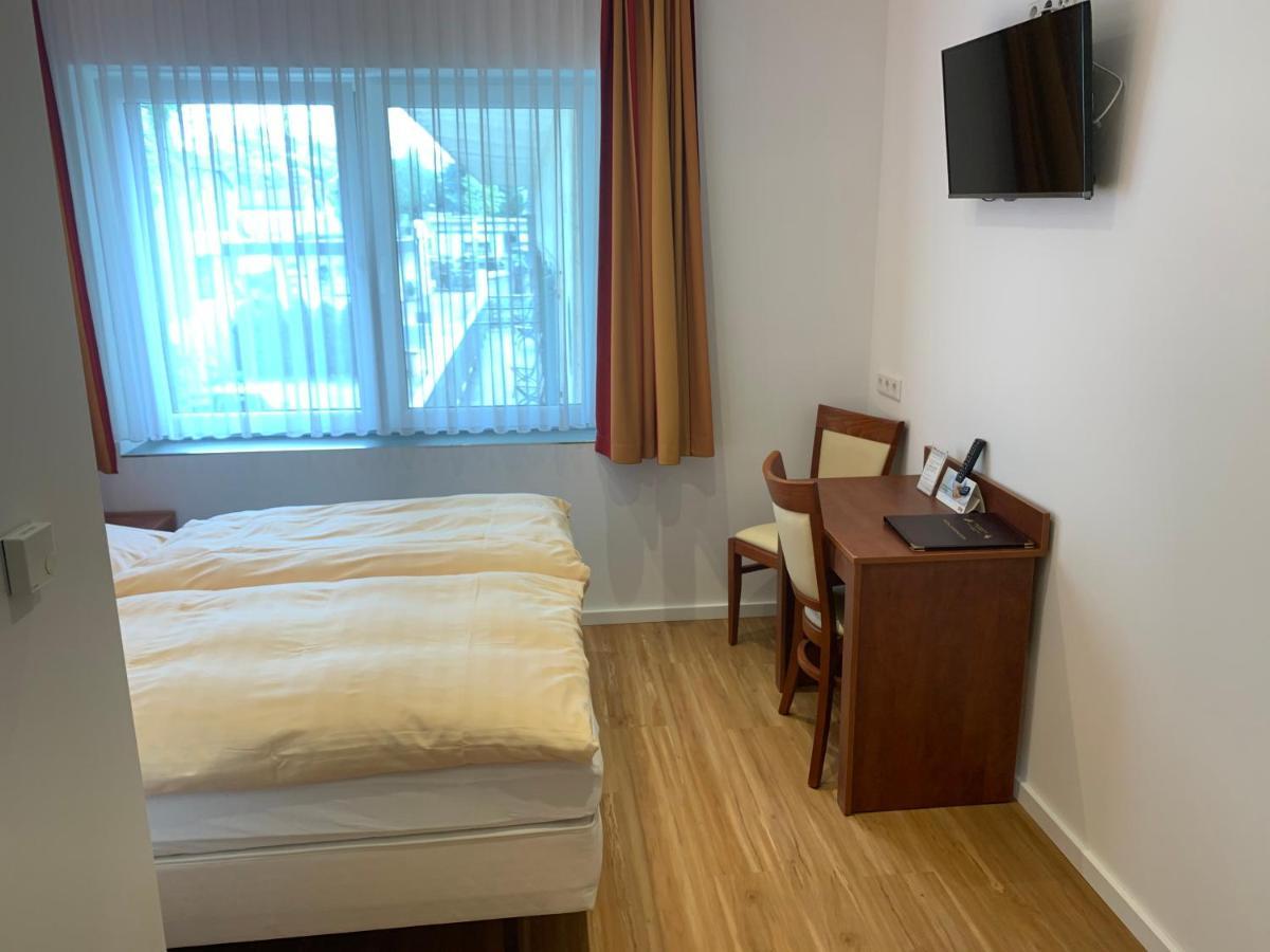 Hotel Restaurant Zur Post Wuppertal Bagian luar foto