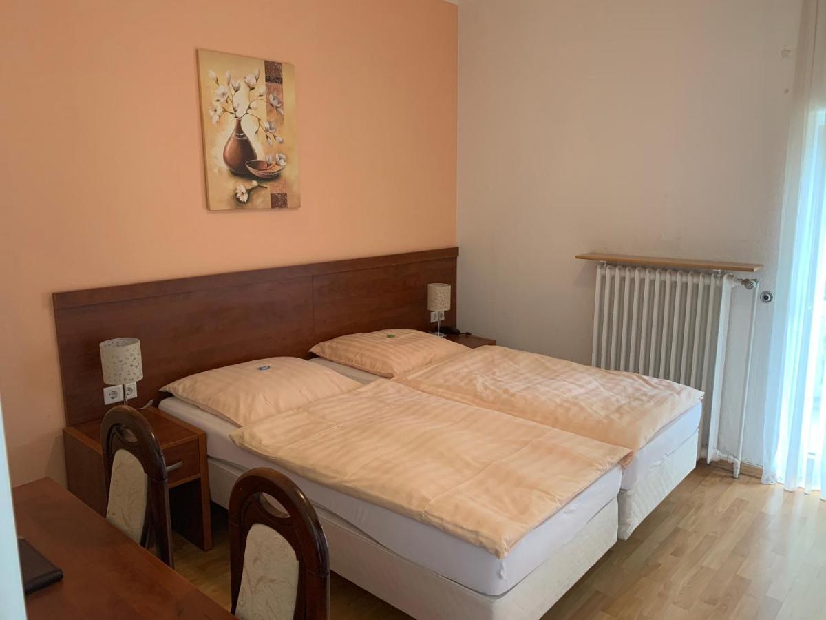 Hotel Restaurant Zur Post Wuppertal Bagian luar foto